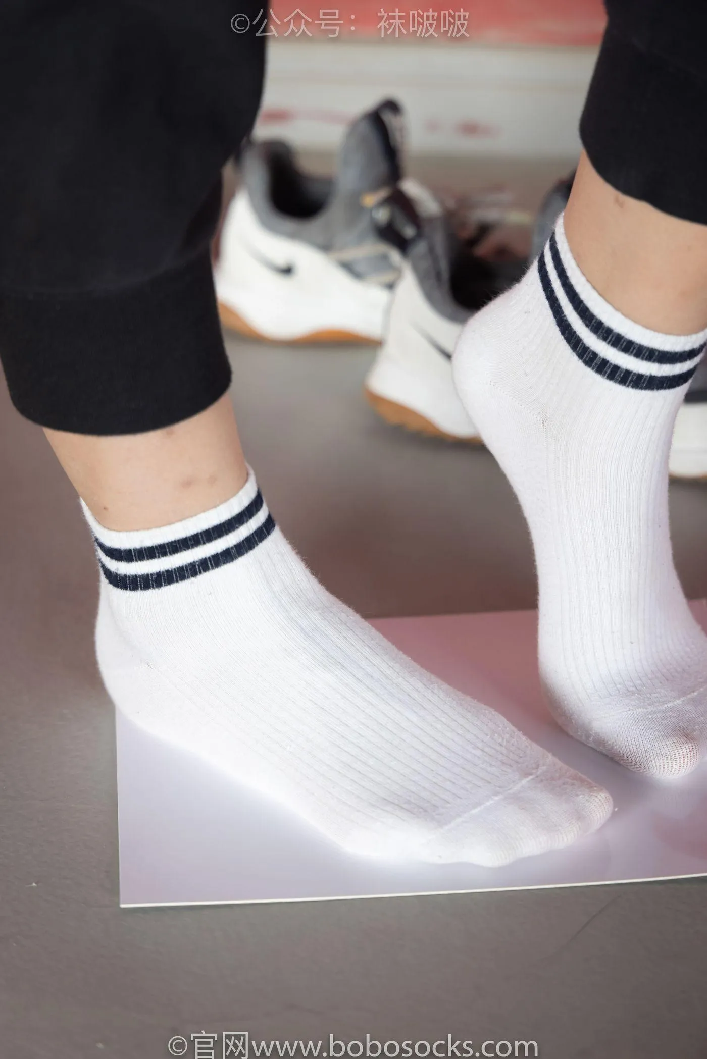 [BoBoSocks袜啵啵]NO.018 木木-运动鞋、白棉袜、裸足 [136P]插图9